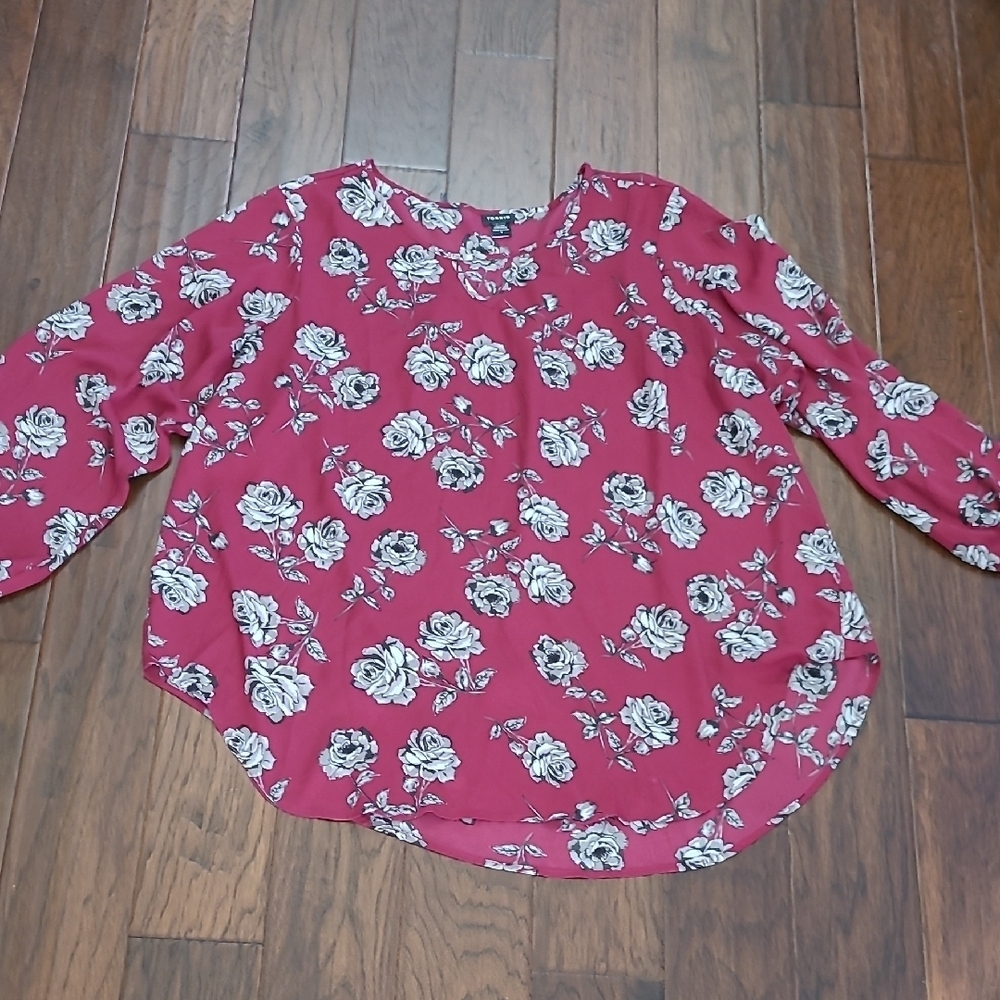 Torrid Cranberry/Maroon Top with Black & Grey Rose Pattern size 4X